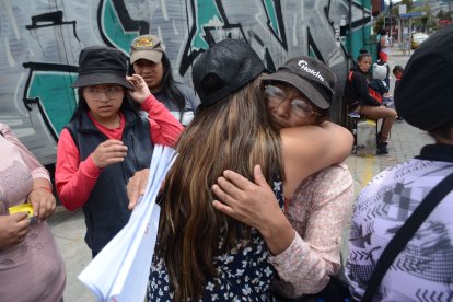 La madre del joven recibió abrazos y palabras de apoyo.