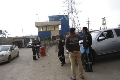 En los exteriores de la Cárcel Regional, un policía terminó herido de bala luego de que sujetos intentaron asesinar a un hombre que esperaba un bus fuera del lugar.