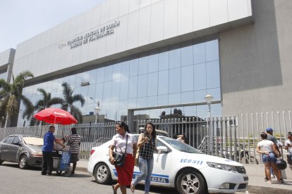 Las instalaciones judiciales cuentan con resguardo policial, pero los usuarios y abogados que van con frecuencia están atentos a situaciones sospechosas.