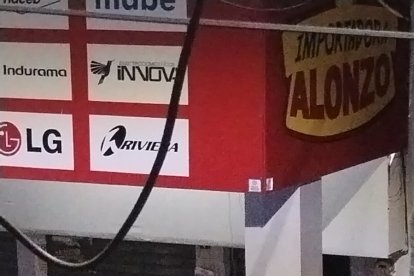 La puerta quedó dañada luego del ataque.