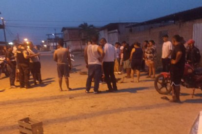 El hombre se tomaba una cervezas con sus amigos cuando llegaron los sicarios.