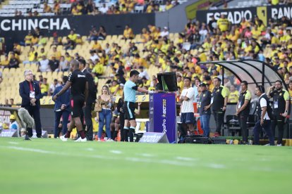 Luis Quiroz le dedicó mucho tiempo al VAR que negó dos goles.