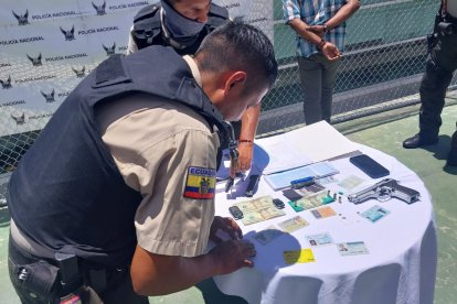 Entre las evidencias no solo estaba la pistola, sino los papeles que se intentaba firmar.