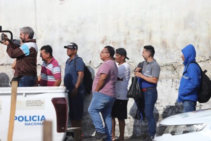 Curiosos en la escena del crimen.