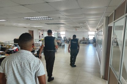 Personal de la Policía ingresó a las instalaciones de la Corte de Justicia de Guayaquil.