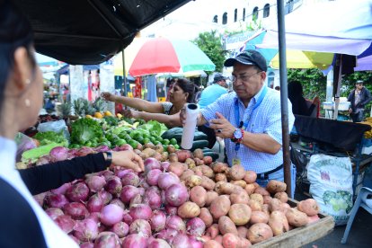 El también locutor radial seleccionando las mejores verduras.