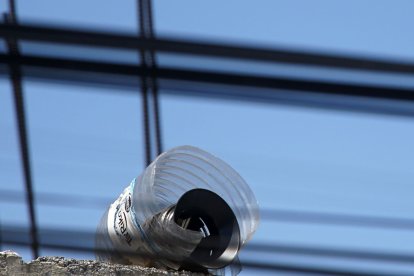 Las alarmas que instalaron los vecinos deben cubrirlas con plástico para que no se mojen.