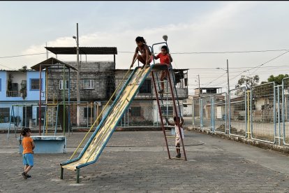 En la cooperativa 16 de Octubre, los niños juegan en parques completamente enrejados, para dificultar el ingreso de personas indeseadas.