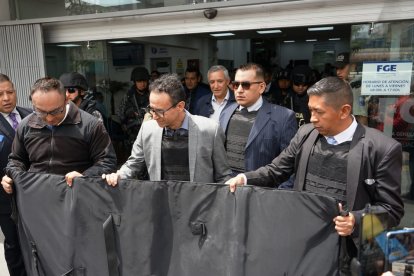 Christian Zurita fue protegido hasta con un maletón blindado.