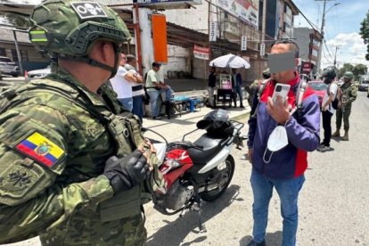 El hombre fue trasladado por los uniformados y espera para resolver su situación jurídica.