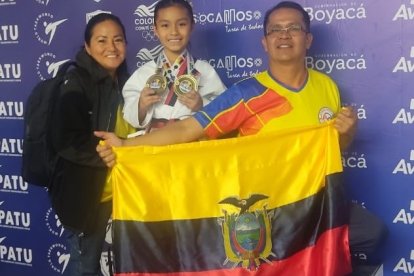 Zaynab con sus orgullosos padres, luego de obtener la medalla de plata en su participación en la modalidad poomsae.