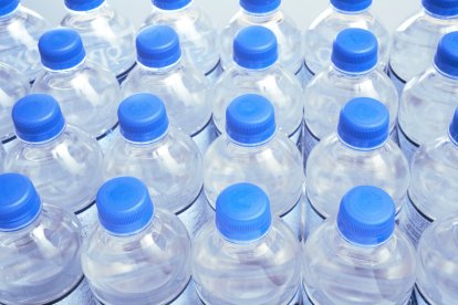 Cerca de unas 96 botellas de agua, Manuel procura vender todos los días para reunir 12 dólares.