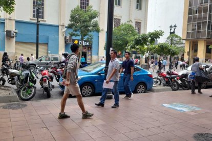 Por las calles del centro de Guayaquil, Manuel suele vender sus botellas de agua o caramelos.