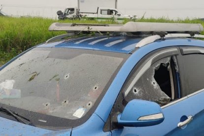 Las huellas de los balazos que atravesaron el parabrisas.
