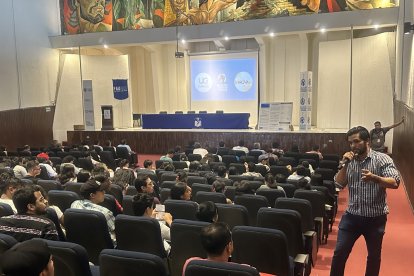 Estudiantes universitarios recibieron una charla de capacitación sobre el proceso de regularización. El mal audio en la sala impidió que muchos entendieran bien.