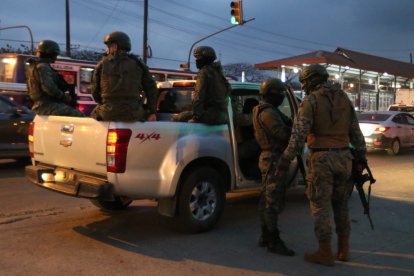 Hombres de la Policía y las Fuerzas Armadas llegaron hasta la Penitenciaría del Litoral para atender la emergencia.