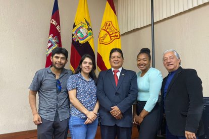 Miguel Angel Pavón (c) fue posesionado como presidente del Team Pichincha.