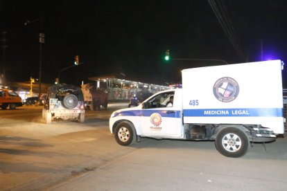 Hombres de la Policía y las Fuerzas Armadas llegaron hasta la Penitenciaría del Litoral para atender la emergencia.