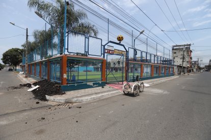 La cancha que fue gestionada por Mariana Mendieta se encuentra frente a su domicilio. Los vecinos están preocupados por ella.