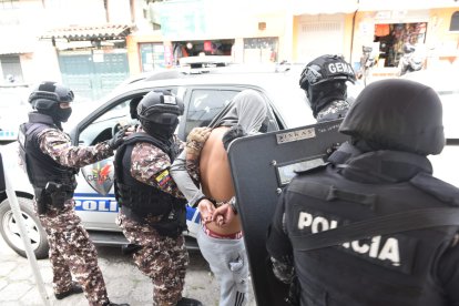 Dos reos de El Inca fueron retirados con alto resguardo tras hallazgo de cadáver.