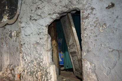 Existen bienes patrimoniales que tienen los marcos de madera y puertas rotos.