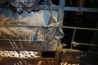 Las puertas y paredes de los inmuebles están llenas de grafitis.