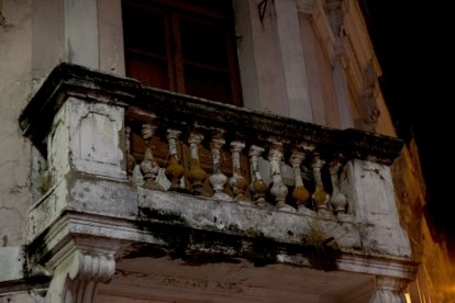 Los balcones que hace años ostentaban los tradicionales geranios ya están destruidos.