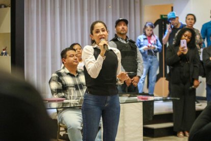 La candidata del correísmo empezó a usar chalecos antibalas desde que pasó a segunda vuelta tras denunciar supuestas amenazas.