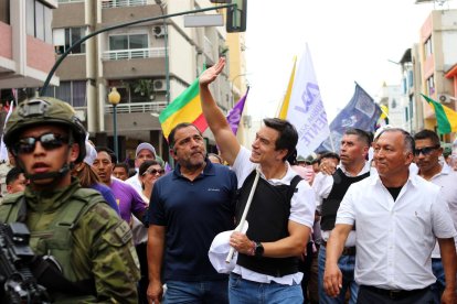 Un cordón militar resguarda al candidato del movimiento ADN durante sus recorridos.