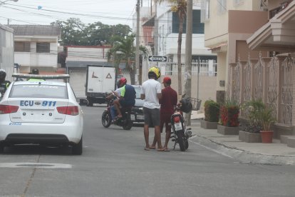 Los criminales por lo general se transportan en motocicleta. Trabajan de manera planificada para proteger al gatillero y el conductor de la moto.