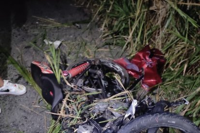 La motocicleta quedó completamente destruida, producto del fuerte impacto contra un carro.