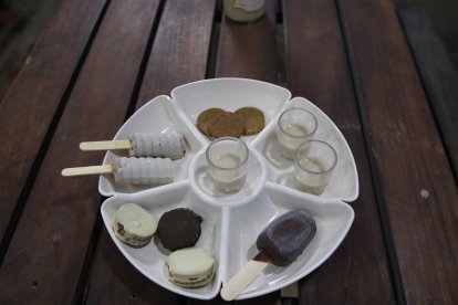Se ofrecen dos tipos de helado, alfajores, galletas y licor hecho con la gramínea.