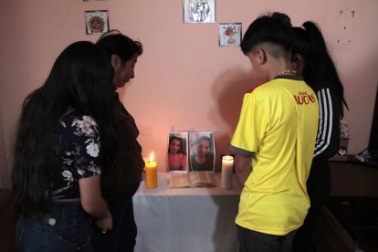 En la casa de la familia de Oyasa hicieron un altar en su memoria.