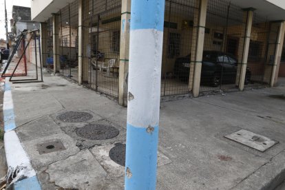 Un poste de energía eléctrica quedó con orificios a causa de los impactos de proyectiles.