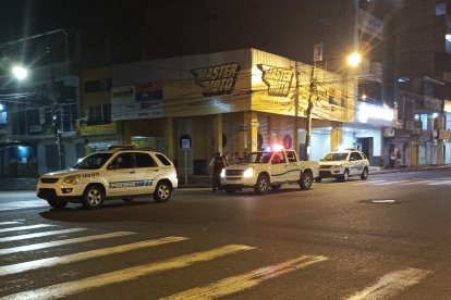 Al caer la tarde, muchos locales comerciales cierran puertas por temor a la delincuencia.
