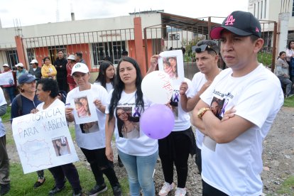 Los seres queridos de la víctima llevaban camisetas con su imagen.