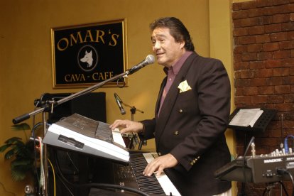 Omar Montalvo durante una presentación.