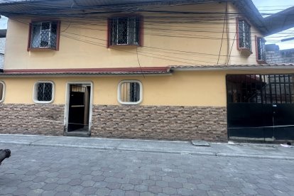 La parte frontal de la casa también se mide. Es preferible que no haya cables que puedan estar afectando o comprometer la seguridad de los habitantes.