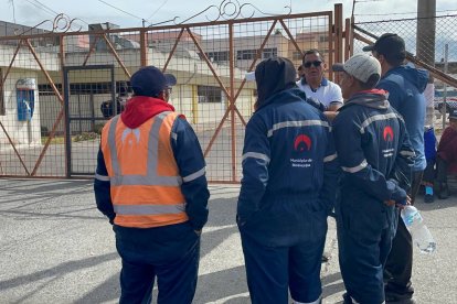 Familiares y compañeros aguardaban noticias sobre la situación de la trabajadora violentada sexualmente.