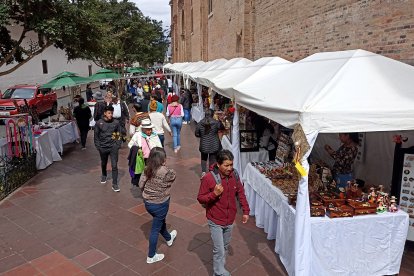 Turistas colman las ferias artesanales en Cuenca.