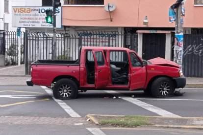 La camioneta fue abandonada por los ladrones en la entrada a Carapungo.