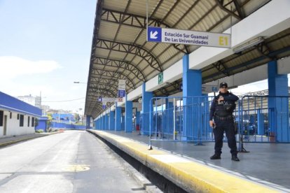 Guardias de seguridad bloquearon el servicio del Trole en la estación El Recreo.