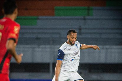 El defensa Arturo Mina es jugador del Palmaflor de Bolivia