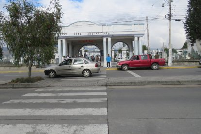 Familiares de la víctima mortal fueron hasta el anfiteatro de Riobamba para retirar su cadáver.