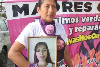 Amelia Merchán Cruz, ha asistido a varios plantones para pedir justicia para su hina, Evelyn Lisbeth Pilay Merchán.