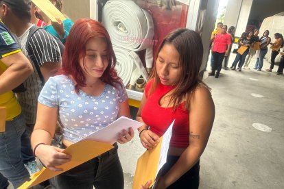 Mirella García y Tamara Vite en la fila para la entrevista.