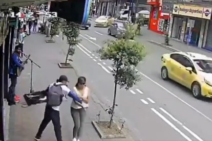 En esta escena se puede apreciar el ataque a la primera víctima, quien caminaba sola.