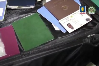 En los allanamientos, las autoridades encontraron decenas de pasaportes falsos.