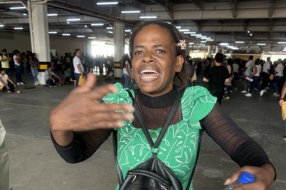 Rocío Montaño, una madre de familia que acompañó a su dos hijos recién graduados del colegio a entregar el currículum vitae, reclama por la falta de empleo .