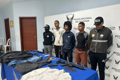 Con los tres detenidos, la policía decomisó tres armas de fuego.